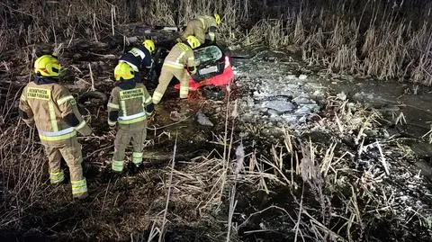 Kobietę wyciągnęli strażacy 