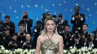 Gigi Hadid w kreacji Miu Miu