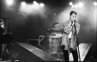 Lipiec 1985. Wokalista brytyjskiej grupy "Depeche Mode" Dave Gahan podczas konceru na Torwarze. 