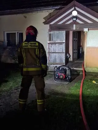 Strażacy wybieśli butle z gazem