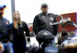 "Kibol, naziol, bandyta", "posłuszeństwo wymusza maczetą". Kim jest Olgierd L. z "raportu" o Nawrockim