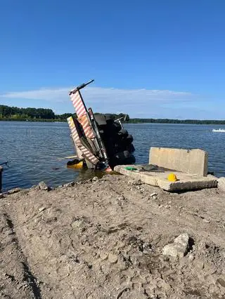 Dźwig przewrócił się i wpadł do wody 