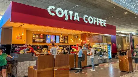 costa coffee kawiarnia hiszpania - Brookgardener shutterstock_2422711029