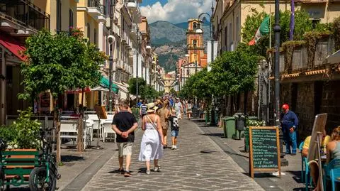 sorrento wlochy - Nominesine shutterstock_2584860399