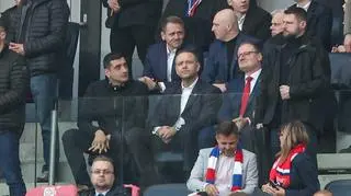 George Simion i Karol Nawrocki na trybunach w trakcie meczu piłkarskiej Ekstraklasy w Zabrzu