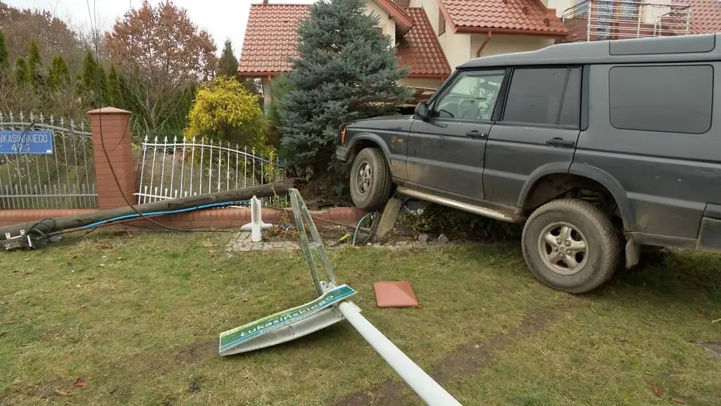 Kierowca, starając się uniknąć zderzenia, zjechał na przeciwległy pas ruchu i wypadł z drogi