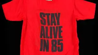 T-shirt "Stay Alive in 85" projektu Katherine Hamnett, 1984 rok