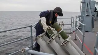 Załadowanie torpedy na statku sojuszu