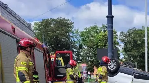 Stracił panowanie i dachował w centrum Torunia