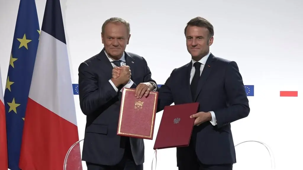 Tusk i Macron po podpisaniu traktatu