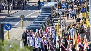 Kondukt pogrzebowy w drodze na Cmentarz Ofiar Zbrodni Hitlerowskich w Chojnicach