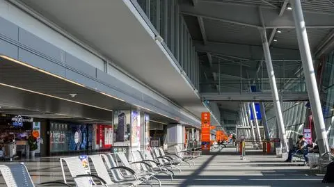 Tragedia na Lotnisku Chopina. Mężczyzna nie przeżył upadku z antresoli
