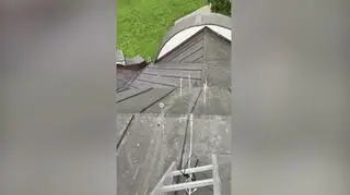 Sprawcy uszkodzili dach świątyni.
