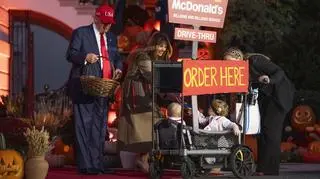Donald i Melania Trump rozdają cukierki dzieciom  