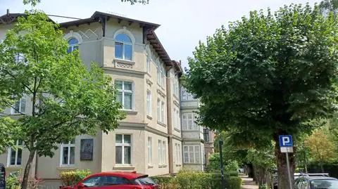 Zamiast studentów bogaci turyści. Tak wygląda "naukowa" działalność senatora PiS
