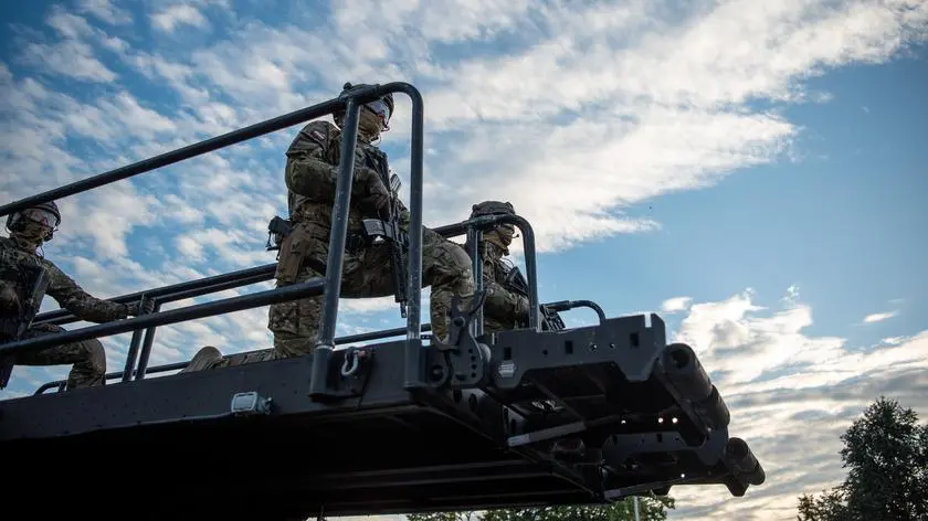 Huki, wystrzały, śmigłowce nad głowami. Ćwiczenia taktyczno-ogniowe