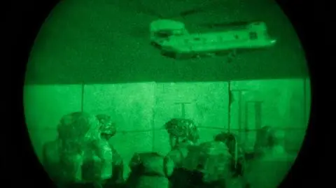 Żołnierze czekają na lądowanie śmigłowca Chinook, Irak, 2016 rok