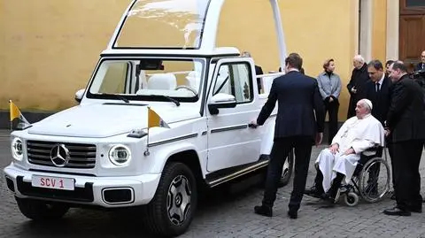 Papież otrzymał kluczyki do nowego, elektrycznego papamobile