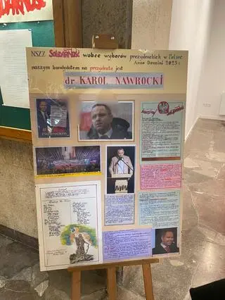 Propagandowa plansza pojawiła się na korytarzu uczelni