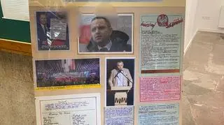 Propagandowa plansza pojawiła się na korytarzu uczelni