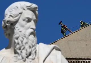Jak powstaje dym informujący o wyborze papieża