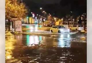 Zalane ulice i metro na przedmieściach Barcelony