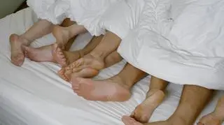 Zespół niespokojnych nóg to pierwszy sygnał. Chodzi o poważną chorobę