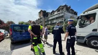 Działania policji na miejscu pożaru w Ząbkach