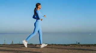 Jeden dłuższy spacer w ciągu dnia czy kilka krótszych? Naukowcy sprawdzili