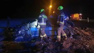 Kierowca został przetransportowany do szpitala, 19-latek, który z nim jechał doznał lżejszych obrażeń