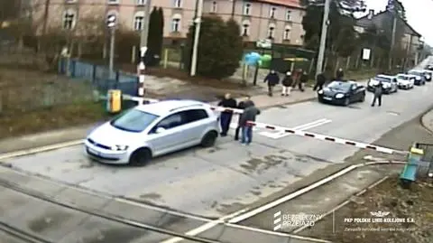 Przechodnie wyłamali szlaban