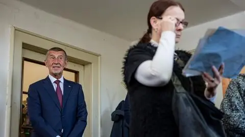Były premier Czech Andriej Babisz w lokalu wyborczym