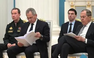 Siergiej Szojgu (z lewej) podczas narady rosyjskiej Rady Bezpieczeństwa. Zdjęcie z 22 lutego, dwa dni później Rosja zaatakowała Ukrainę 