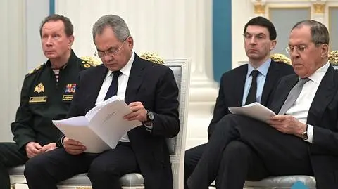 Siergiej Szojgu (z lewej) podczas narady rosyjskiej Rady Bezpieczeństwa. Zdjęcie z 22 lutego, dwa dni później Rosja zaatakowała Ukrainę 