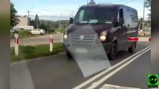 Przejeżdżali pomiędzy zamkniętymi rogatkami