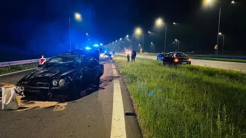 Potrącili policjanta i zaczęli uciekać autostradą, taranując punkt poboru opłat. Ich auto dachowało