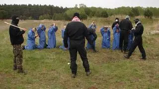 Żołnierze uczą się jak uniknąć sytuacji niebezpiecznych lub przetrwać w przypadku znalezienia się w warunkach skrajnie trudnych