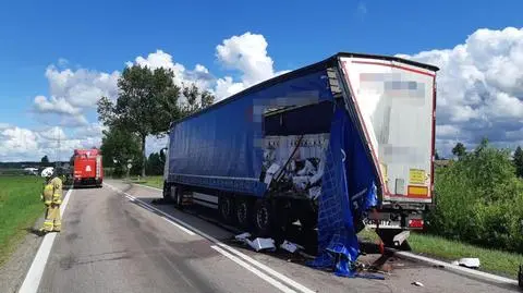 Jedna ciężarówka wiozła wino, druga - lakiery. Doszło do kolizji