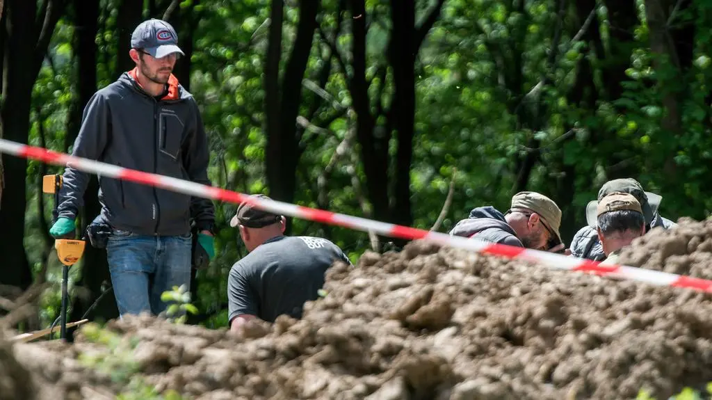 Prace ekshumacyjne w dawnej wsi Puźniki w Ukrainie
