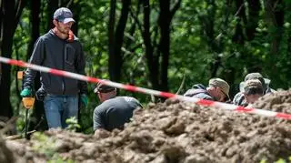 Prace ekshumacyjne w dawnej wsi Puźniki w Ukrainie