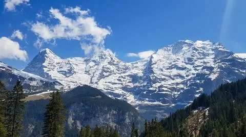 Szwajcarskie szczyty Jungfrau, Eiger i Mönch położone są bardzo blisko siebie