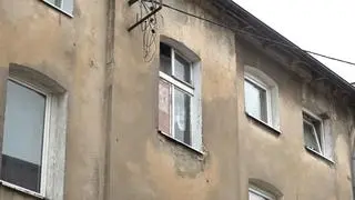 Uszkodzony dach, woda wlewała się do mieszkań. Ewakuowano mieszkańców