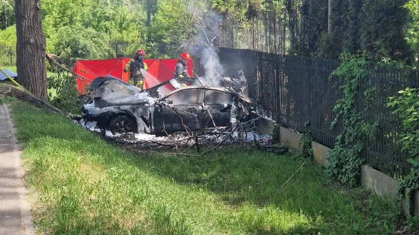 Uderzyli w drzewo, trzy osoby zginęły. Biegli wyliczyli prędkość