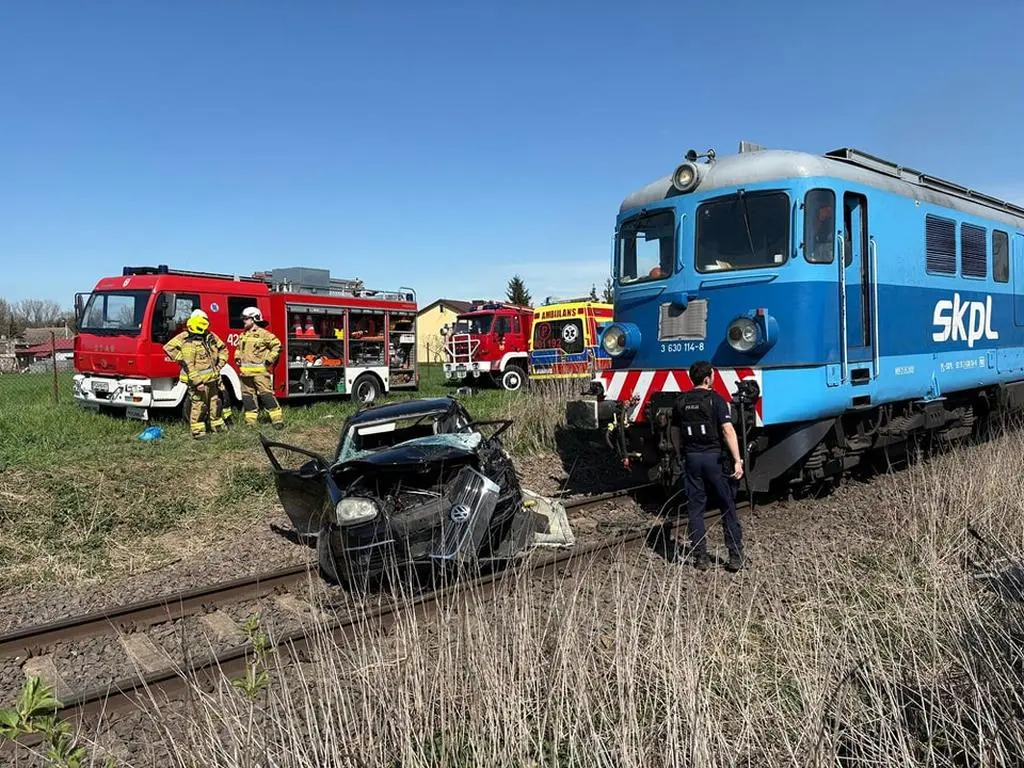 Kierowca wjechał pod pociąg