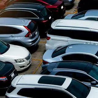 parking samochody shutterstock_1968638431