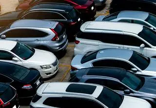 Wielki koncern po pożarach wzywa do serwisu. "Parkujcie na zewnątrz"