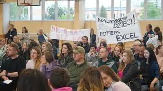 Protesty rodziców przeciwko planom likwidacji szkoły. Urzędnicy podjęli decyzję