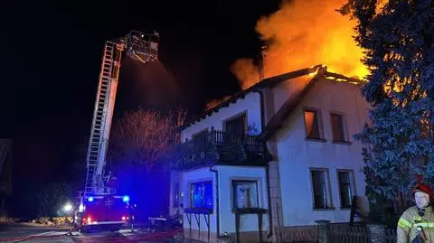 Nocny pożar domu, rodzina musiała się ewakuować. Blisko 40 strażaków w akcji