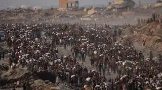 Wysiedleni Palestyńczycy niosą worki z mąką, po tym jak ciężarówki z pomocą humanitarną wjechały do północnej Strefy Gazy 