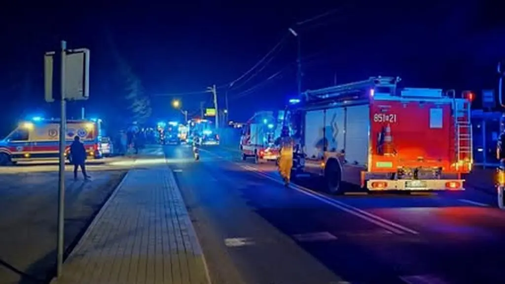 Samochód wjechał w przystanek przy kościele. Są ranni  